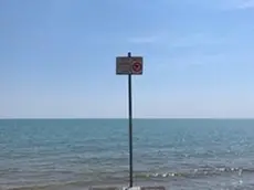 Il cartello con il divieto di tuffo a Jesolo nel pontile della torretta 14