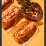 Il panino è servito con aragosta fredda