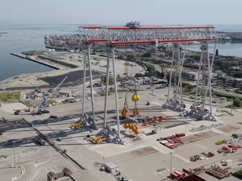 La maxi gru Goliath realizzata al porto di Val da Rio
