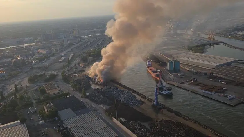 L'incendio a Porto Marghera (foto vigili del fuoco)