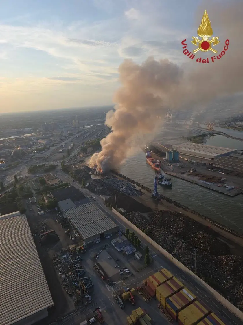 L'incendio a Porto Marghera (foto vigili del fuoco)