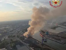 L'incendio a Porto Marghera (foto vigili del fuoco)