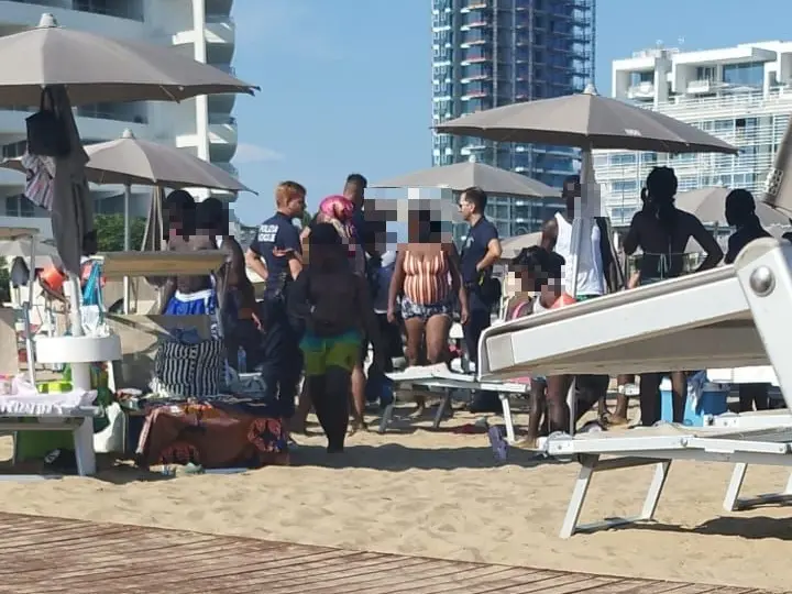 L'intervento in spiaggia a Jesolo della polizia locale