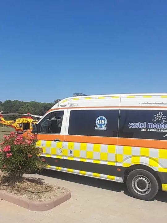 Ambulanza ed elisoccorso intervenuti sulla spiaggia di Bibione