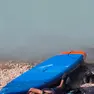 Il turista sdraiato in riva al lago dopo aver solcato le acque con il sup