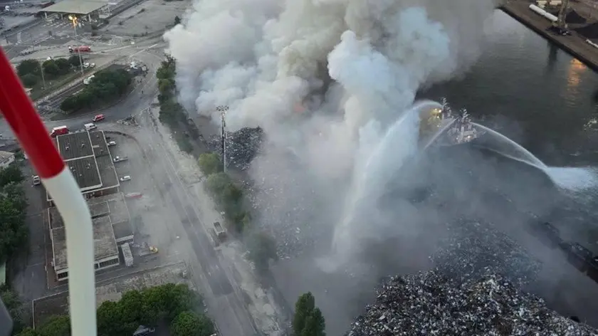 L'incendio al terminal Multiservice a Porto Marghera