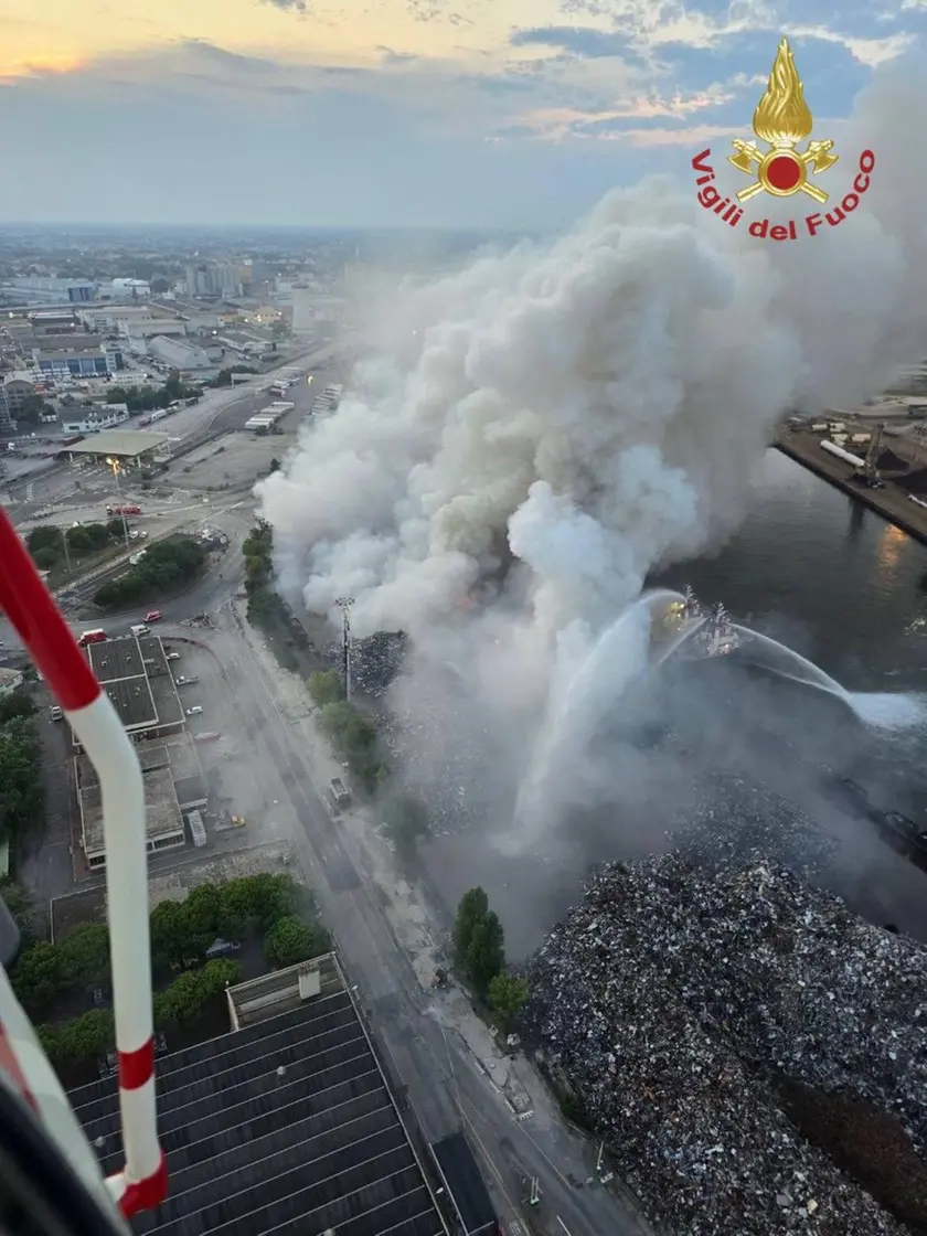 L'incendio al terminal Multiservice a Porto Marghera