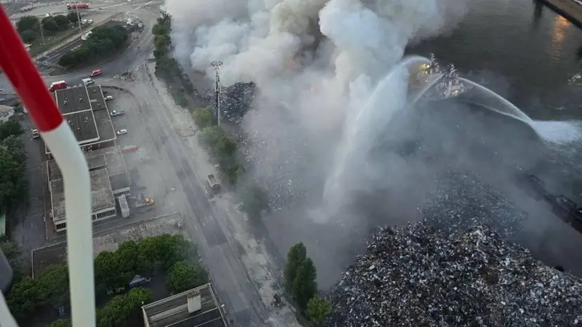 L'incendio al terminal Multiservice a Porto Marghera