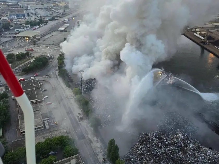 L'incendio al terminal Multiservice a Porto Marghera