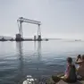 La maxi gru arrivata a Monfalcone nella foto di Katia Bonaventura
