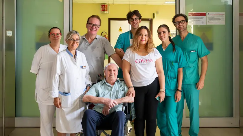 Ernesto con l’equipe di chirurgia plastica in Azienda