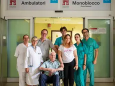Ernesto con l’equipe di chirurgia plastica in Azienda