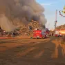Vigili del fuoco impegnati a spegnere l’incendio di materiali ferrosi a Porto Marghera
