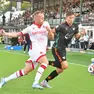 Bjarki Bjarkason duella con la difesa del Bari