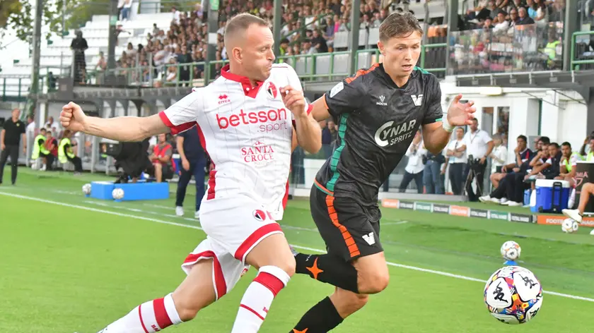 Bjarki Bjarkason duella con la difesa del Bari
