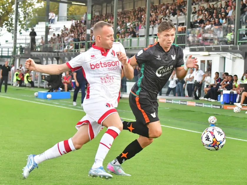 Bjarki Bjarkason duella con la difesa del Bari