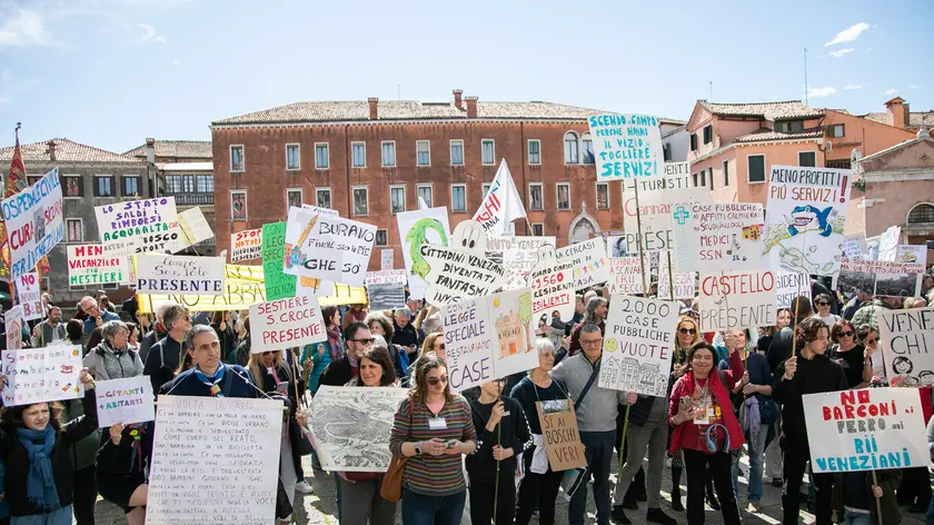 Una manifestazione a Venezia per la difesa della residenzialità