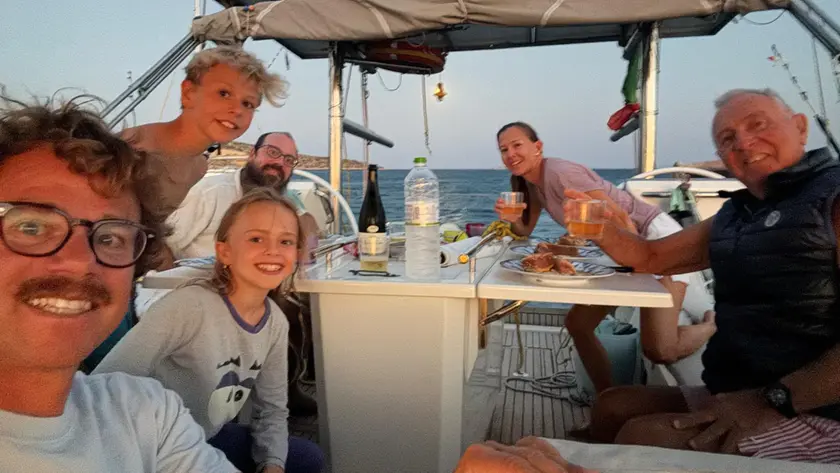 Franco Schito (a destra) con la sua famiglia in barca in Grecia