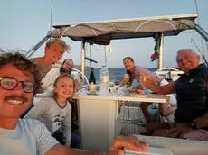Franco Schito (a destra) con la sua famiglia in barca in Grecia