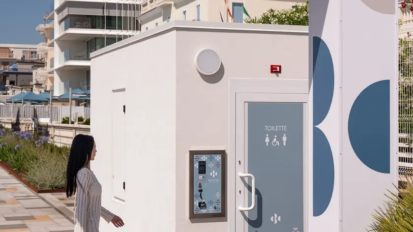 Il wc autopulente dello stabilimento Casa Bianca Beach Club