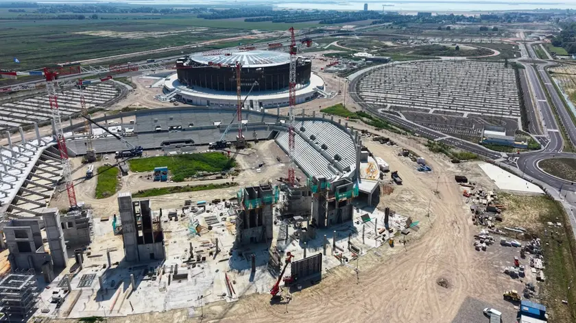 Il nuovo stadio di Venezia e, sullo sfondo, l’arena (foto Pòrcile)