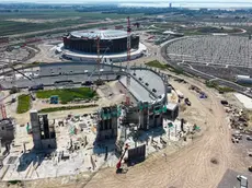 Il nuovo stadio di Venezia e, sullo sfondo, l’arena (foto Pòrcile)