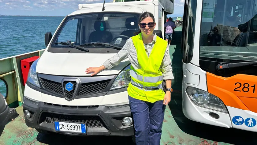 Serena Greggio da due anni è la postina del Lido, Pellestrina e San Pietro in Volta