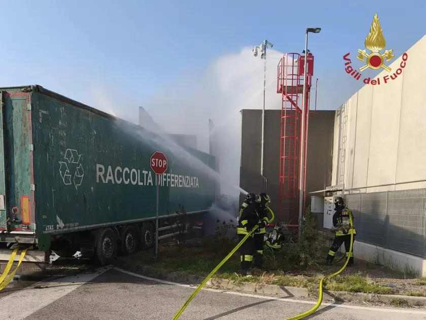 I vigili del fuoco sul luogo dell'incidente