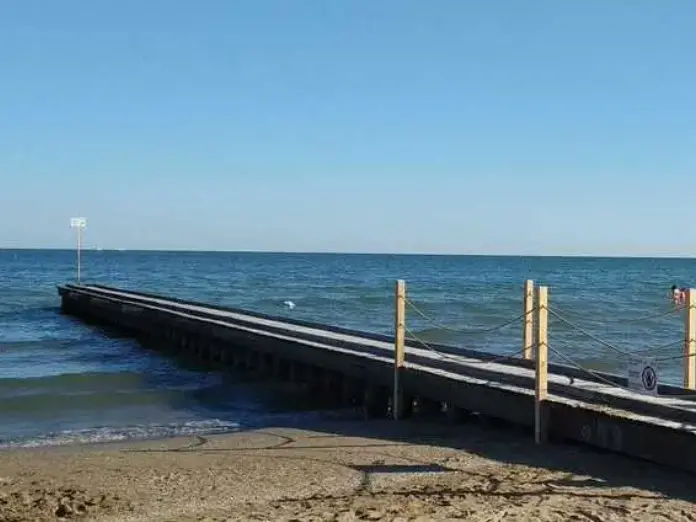 Si tuffa dal pontile a Jesolo: muore a 17 anni