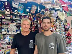 Gli edicolanti Sandro e Davide Bonapersona
