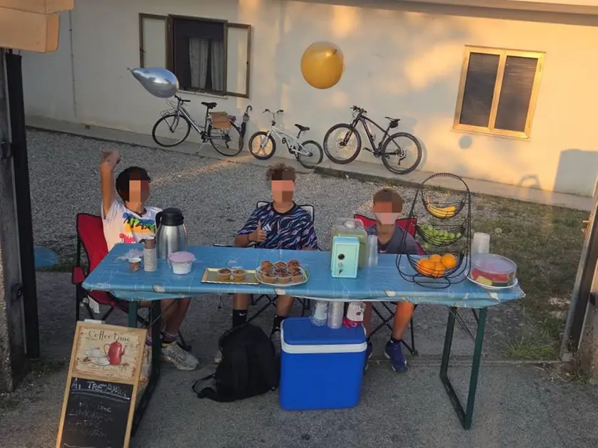 I tre amici davanti al loro banchetto di limonata a Pradamano