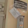 I cartelli che notificano il trasferimento dei servizi a Dolo e Mira