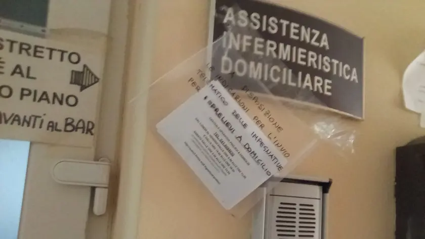 I cartelli che notificano il trasferimento dei servizi a Dolo e Mira
