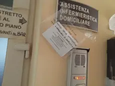 I cartelli che notificano il trasferimento dei servizi a Dolo e Mira