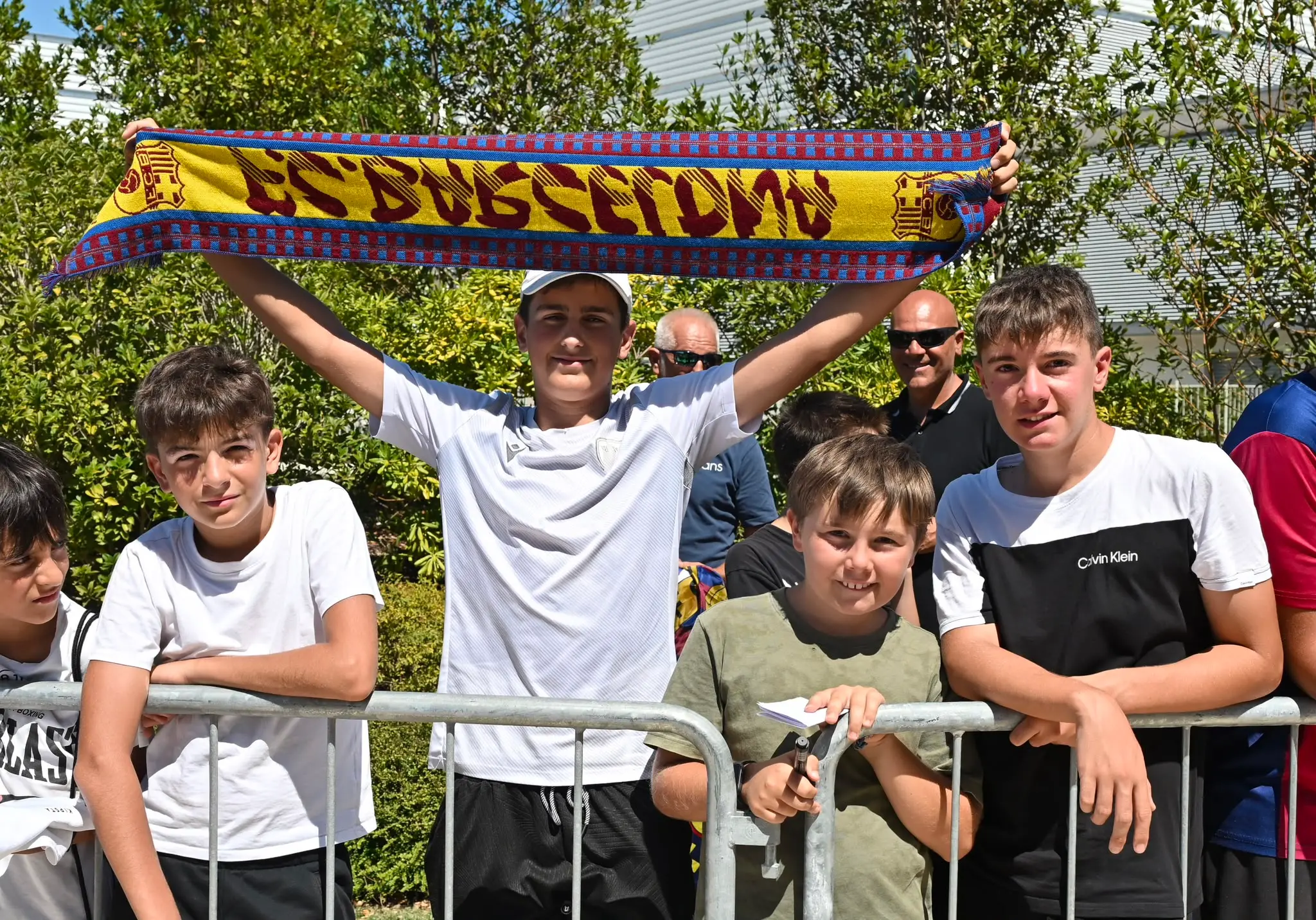 Udine torna a respirare aria di grande calcio europeo. Oggi va in scena la FVG Cup, il triangolare che mette di fronte l’Udinese di Runjaic, il Barcellona di Flick e il Nottingham Forest di Glasner. A un anno dalla Supercoppa europea, il Friuli si prepara così a un’altra serata internazionale. Intanto il bus del Barcellona è arrivato in città, accolto da decine di tifosi con bandiere, sciarpe e cartelloni pronti a salutare i campioni blaugrana (Foto Petrussi)