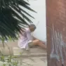 Un uomo assume droga