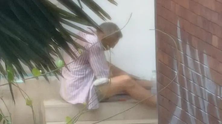Un uomo assume droga