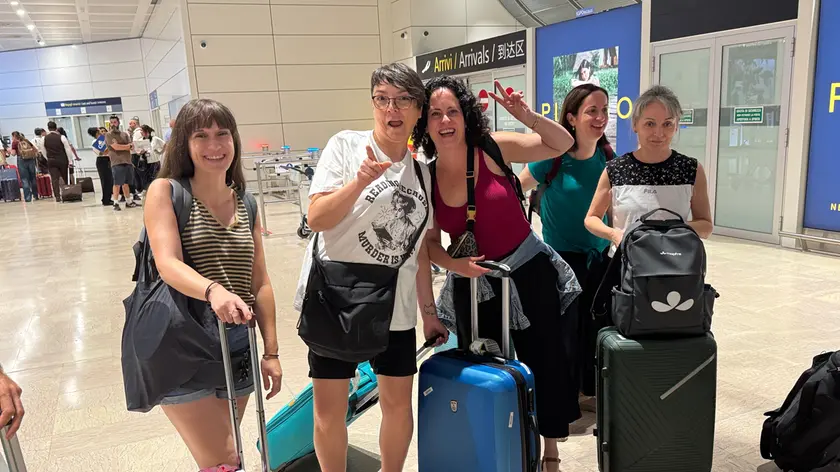 Turisti di ritorno dalla Spagna all'aeroporto Marco Polo