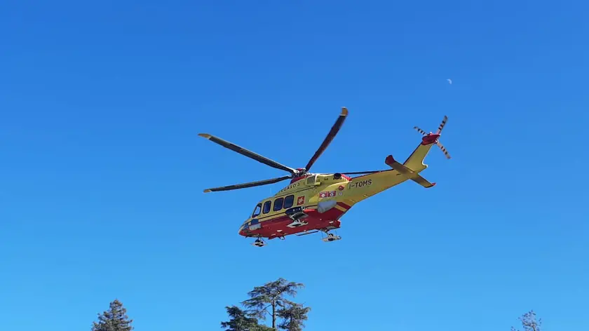 Pieve del Grappa, coppia di escursionisti bloccata in un canale: salvati con l’elisoccorso