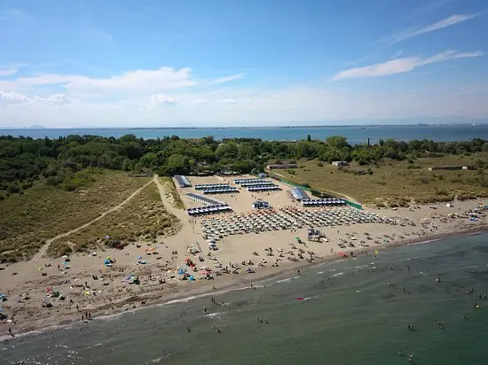 Polemiche per la duna che taglia i Bagni