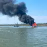 L'imbarcazione che ha preso fuoco (credit: pagina Facebook Venezia non è Disneyland)