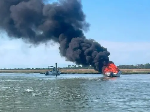 L'imbarcazione che ha preso fuoco (credit: pagina Facebook Venezia non è Disneyland)