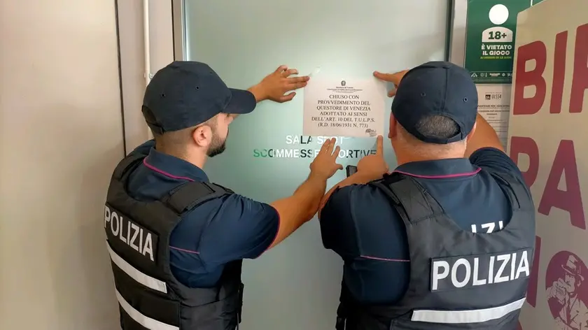 La polizia chiude per 15 giorni l'angolo scommesse dell'Isola del Lemene a Portogruaro