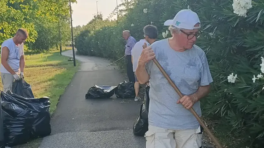 La pulizia della pista ciclabile