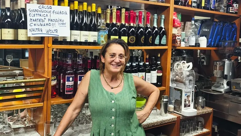 Maria Palmiro dietro al banco della pasticceria Chiusso a Castello