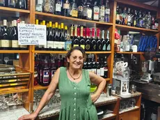 Maria Palmiro dietro al banco della pasticceria Chiusso a Castello