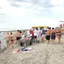 Banchetti di venditori abusivi sulla spiaggia di Sottomarina