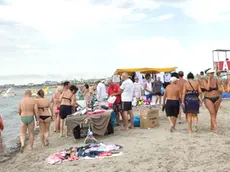 Banchetti di venditori abusivi sulla spiaggia di Sottomarina