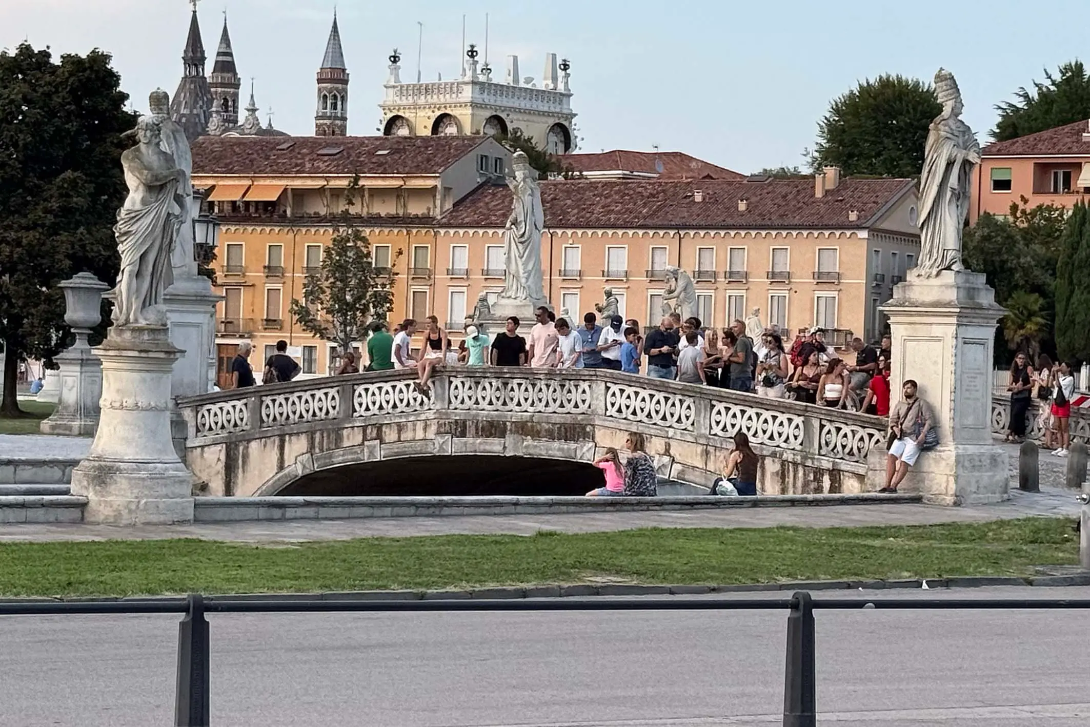 Maschere da saldatore, maxi lenti, filtri e occhi puntati verso il cielo: a Padova, Treviso e Venezia in tanti si sono fermati per osservare l’eclissi di Sole del 12 agosto Nelle piazze e lungo le strade è scattata la caccia al punto migliore per non perdersi lo spettacolo. Ecco le immagini