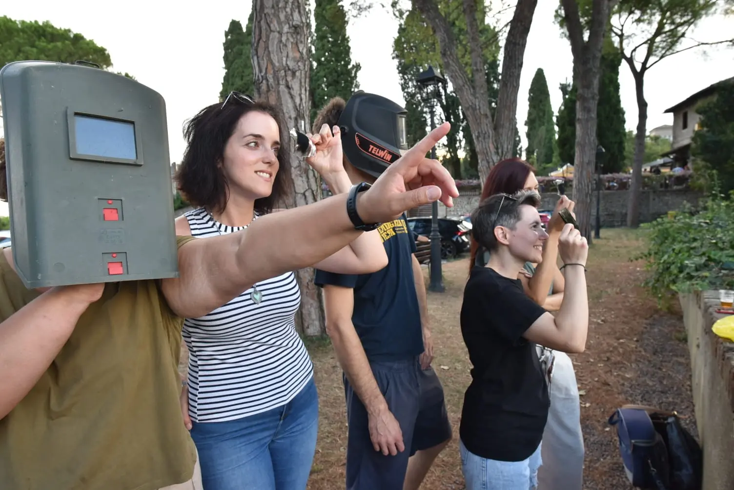 Maschere da saldatore, maxi lenti, filtri e occhi puntati verso il cielo: a Padova, Treviso e Venezia in tanti si sono fermati per osservare l’eclissi di Sole del 12 agosto Nelle piazze e lungo le strade è scattata la caccia al punto migliore per non perdersi lo spettacolo. Ecco le immagini